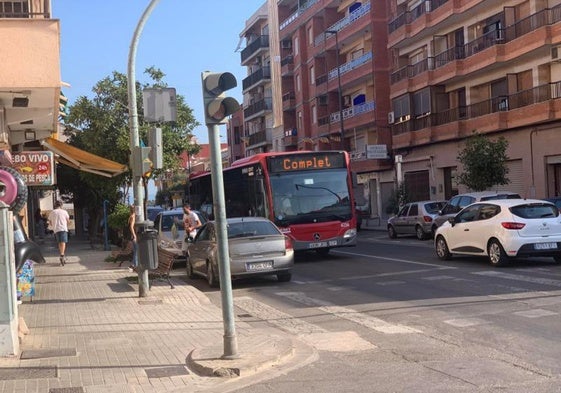 Un autobús de la EMT a su paso por Pinedo.