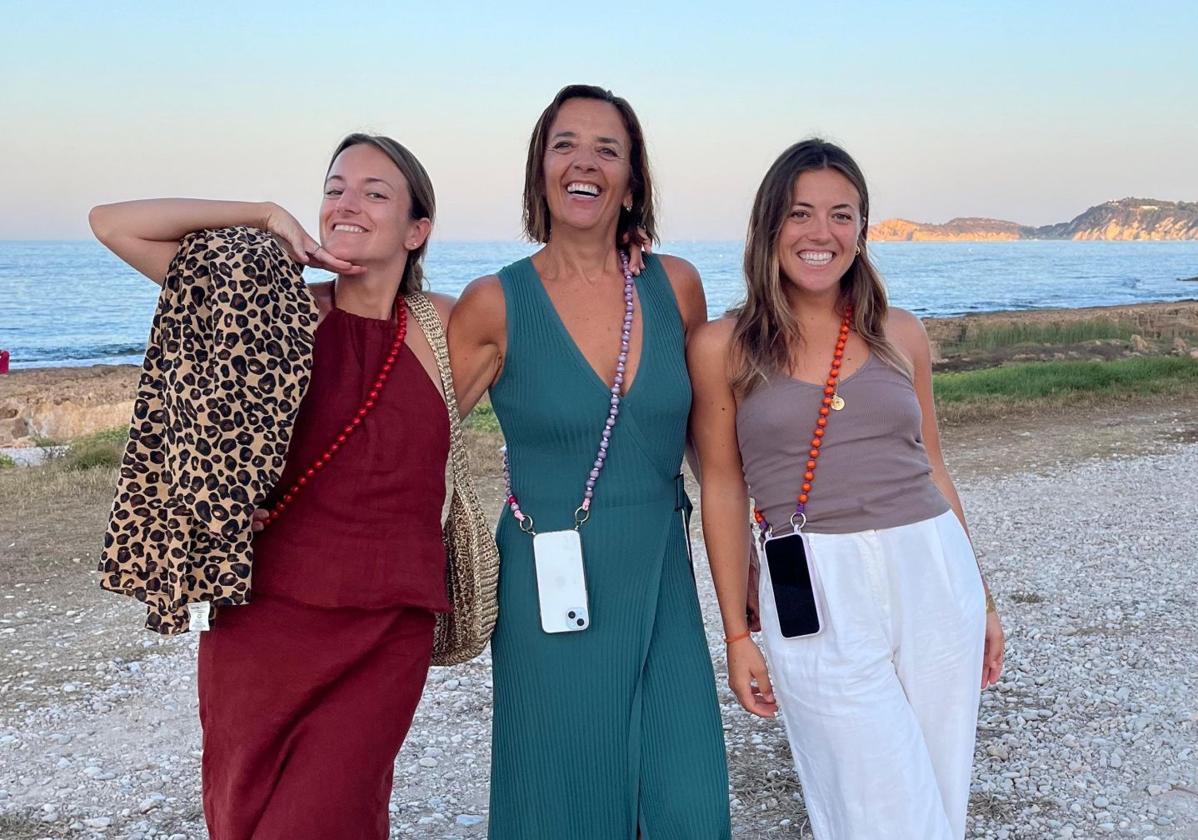 Maite Aurell junto a su madre y su hermana luciendo algunas de sus creaciones.