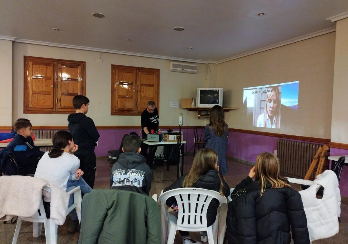 Un grupo de chicos y chicas participan en un cinefórum.