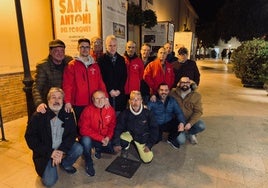 El alcalde de l'Eliana, Salva Torrent, junto a los miembros de la Clavaría de Sant Antoni.