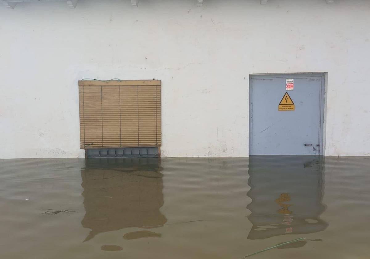 Riesgo. El nivel del agua alcanza casi la cerradura de la puerta de la casa de bombeo del 'tancat', con el peligro eléctrico que entraña.