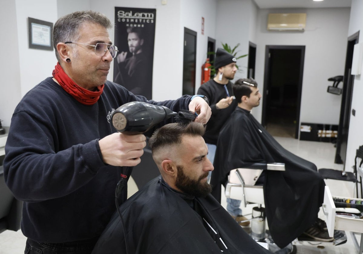 Peluquería Vicente, de Benettusser, una de la primeras en reabrir tras la dana.