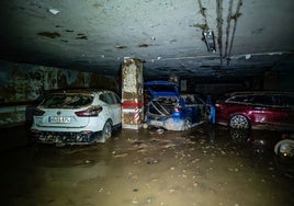 Coches siniestrados en el segundo sótano de un bloque residencial situado en la avenida Rambleta de Catarroja.