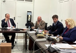 Morata, a la izquierda, en la comisión de la dana de este lunes.