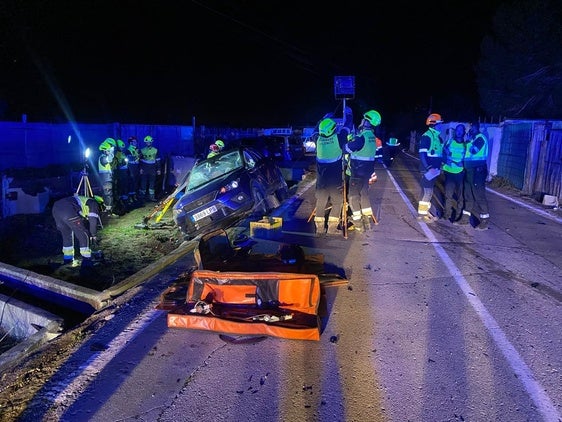 Bomberos, policías y guardias civiles, en el escenario del accidente.