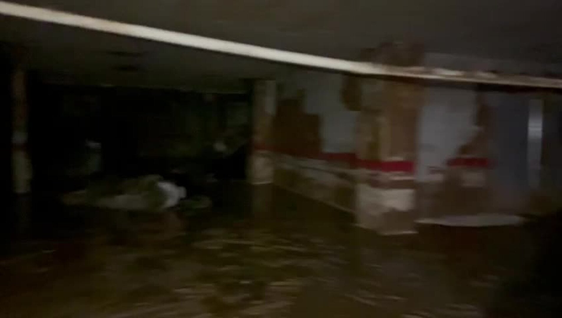 Un garaje inundado en Catarroja, tres meses después de la dana