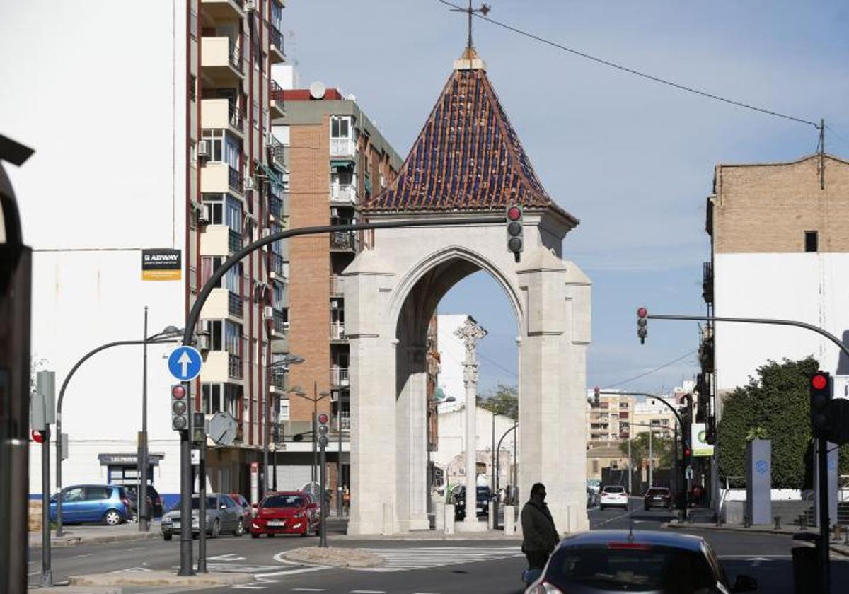 Cruz cubierta en la calle San Vicente, en una imagen de archivo.