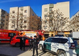 La Guardia Civil y los bomberos durante el derrumbe en Benetússer.