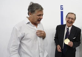 Genovés y Rovellet bromean el día en el que se entregó al segundo la medalla de oro del trinquet de Pelayo.