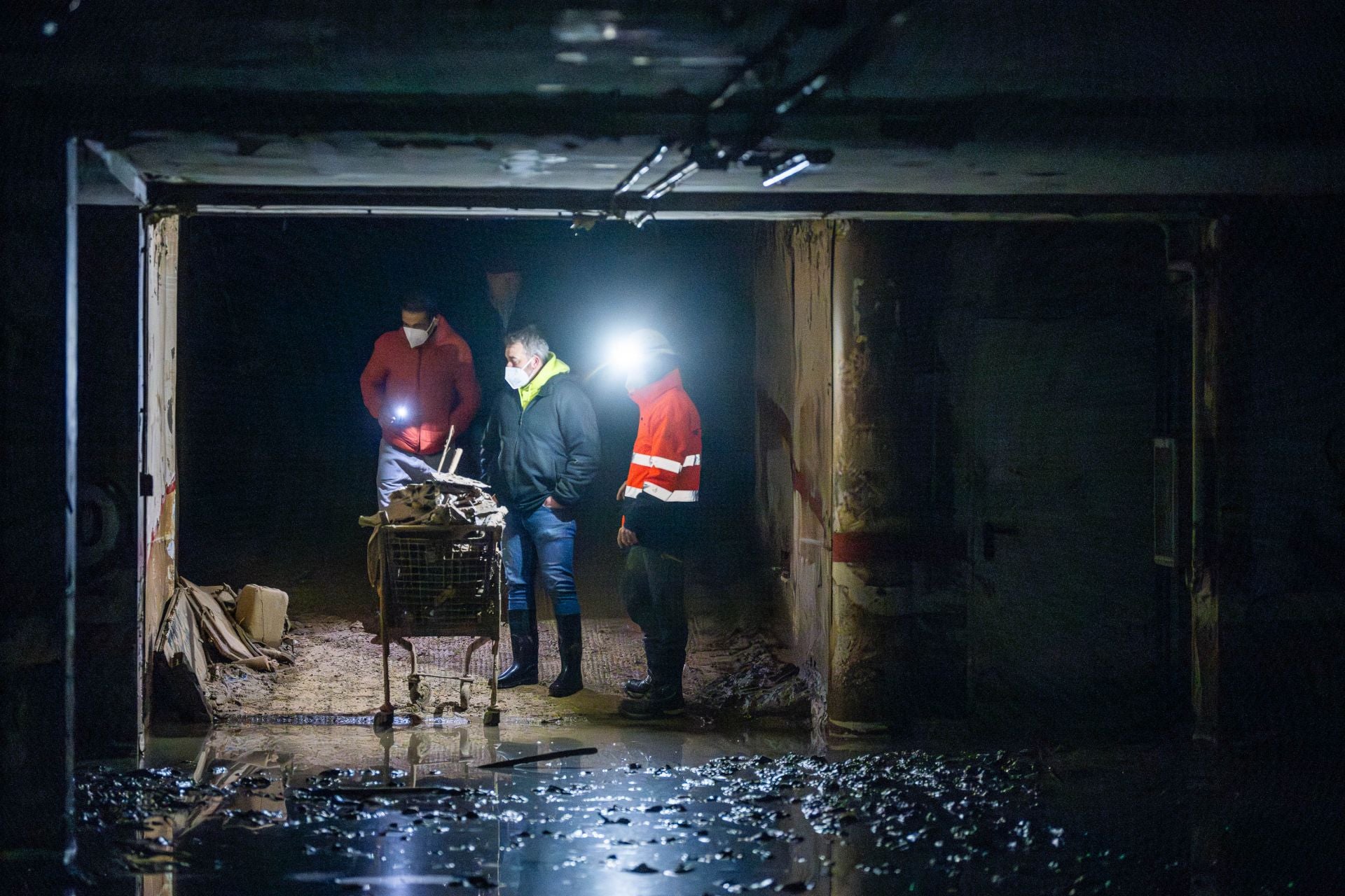 FOTOS | Dentro de un garaje sumergido en el lodo en Catarroja