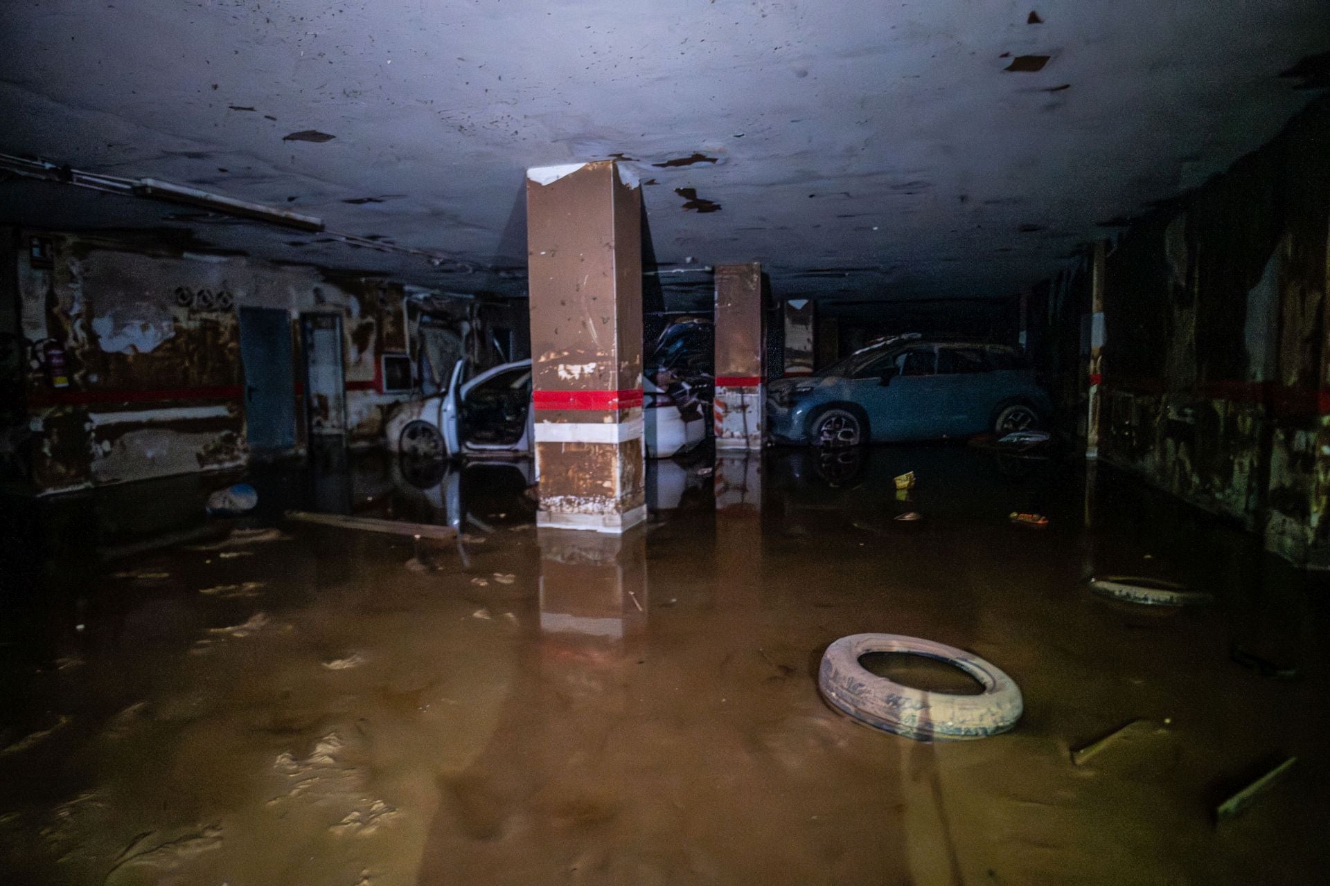 FOTOS | Dentro de un garaje sumergido en el lodo en Catarroja