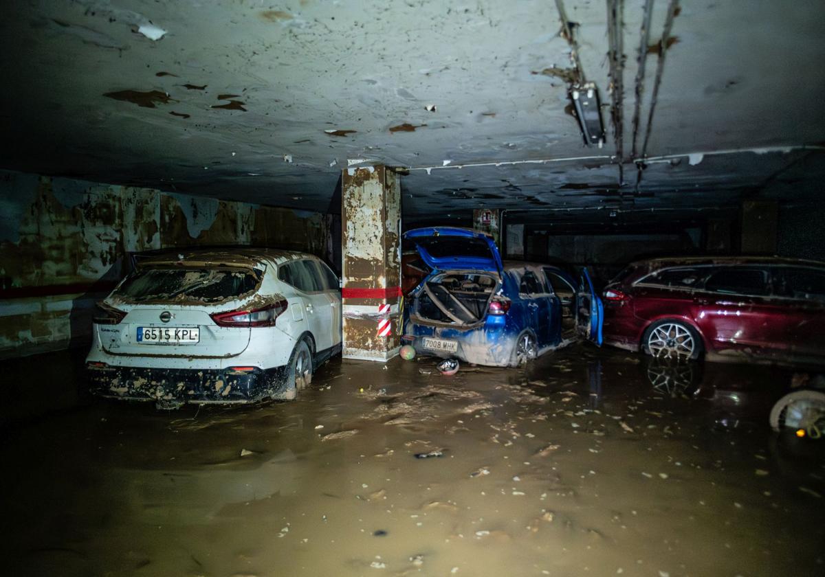 FOTOS | Dentro de un garaje sumergido en el lodo en Catarroja