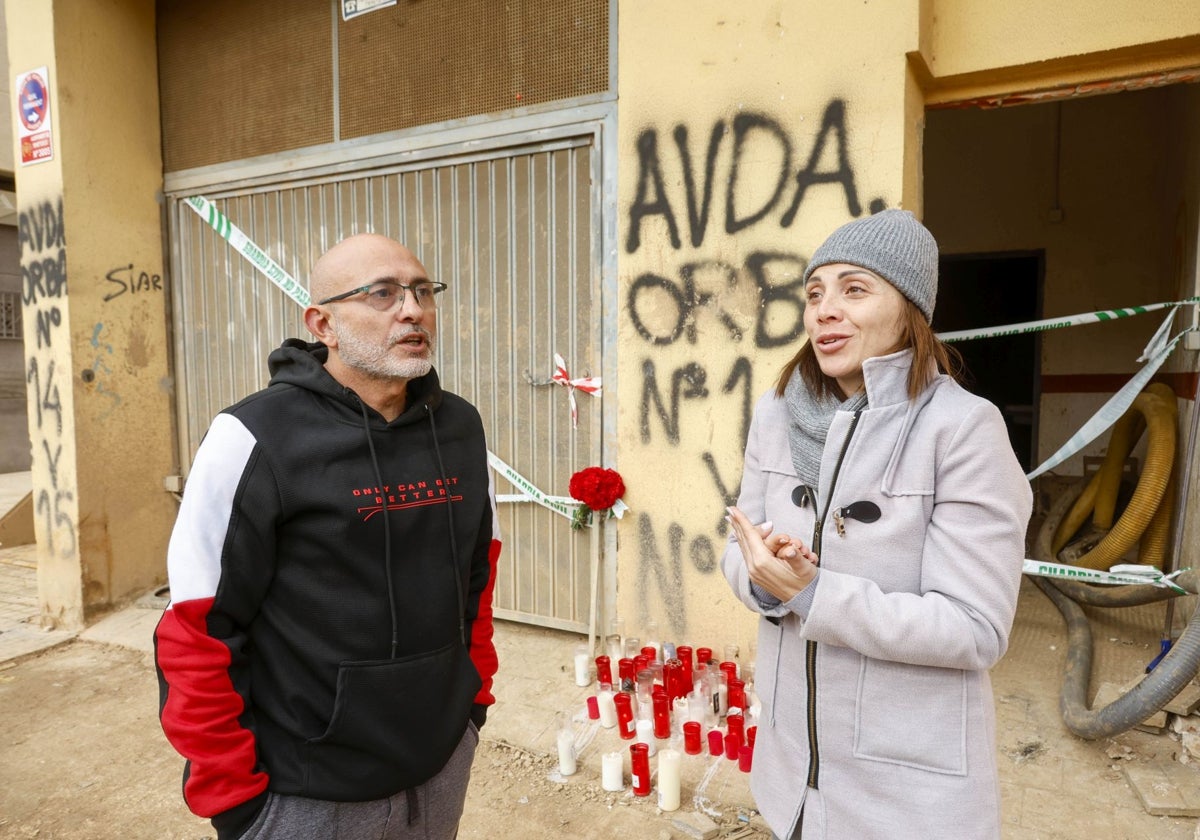 Danny y Neri frente al garaje donde ocurrió el accidente.