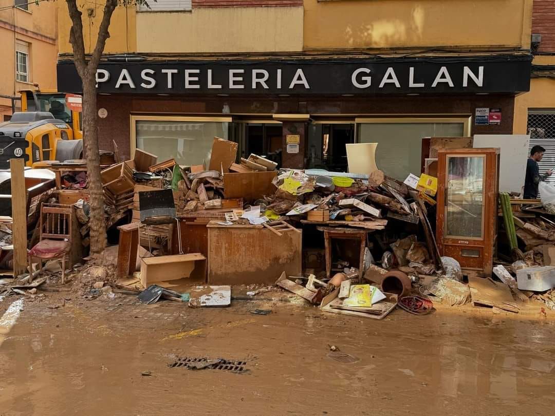 Aspecto del entorno de la pastelería tras la dana, en la avenida Cortes Valencianas, 92 en Albal.