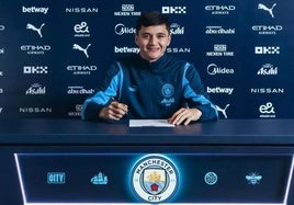 Kushanov firmando por el Manchester City.