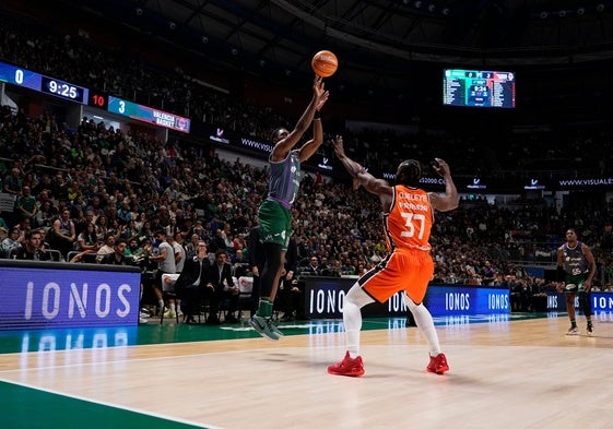 Ojeyele intenta tapar el tiro de dos de un jugador del Unicaja CB