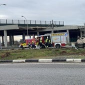 Un hombre atrapado al volcar su coche en La Punta