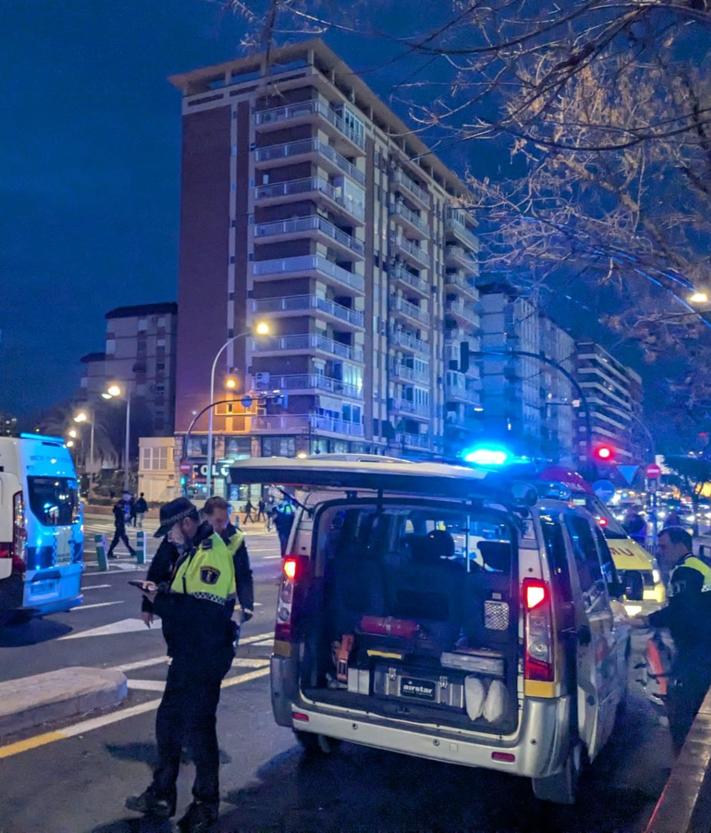 Imagen secundaria 2 - Dos heridas en un atropello en la avenida Campanar de Valencia al saltarse un coche un semáforo en rojo