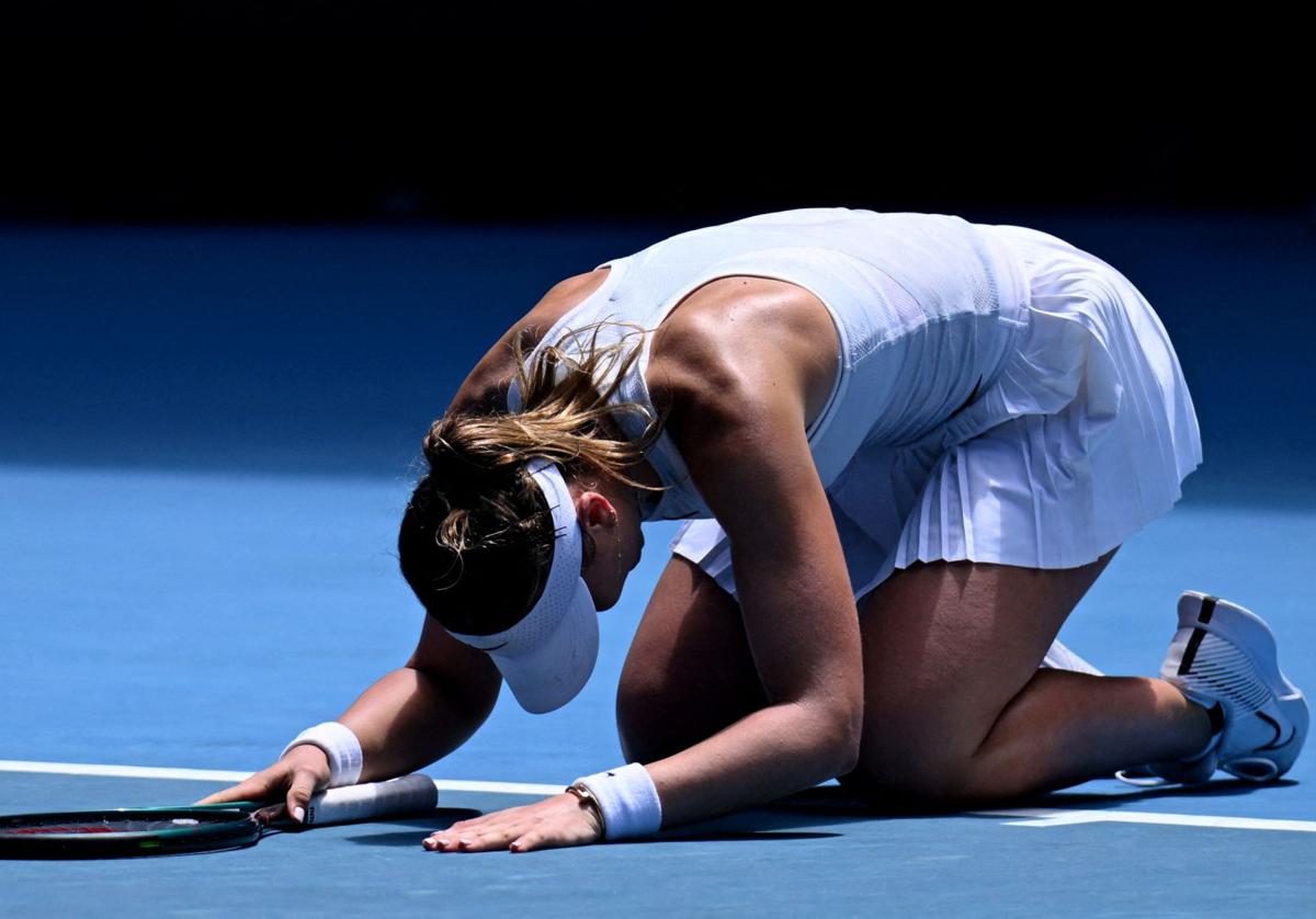 Paula Badosa celebra su victoria en los cuartos de final de Australia.