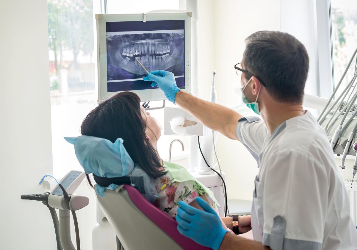 Un dentista atiende a una paciente, en una imagen de archivo.