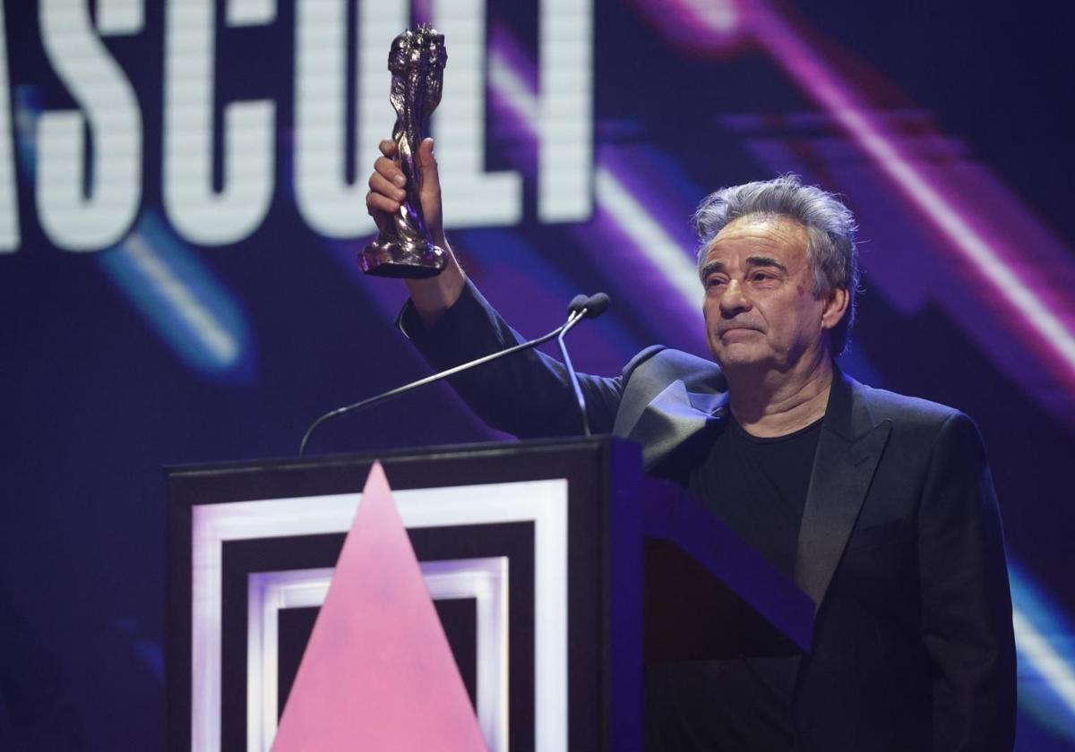 Eduard Fernández tras recibir el premio a Mejor Actor protagonista en los Premios Gaudí.