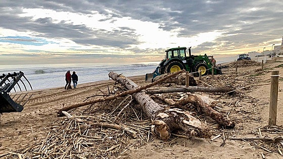 La Diputación activa la limpieza de basura de la dana en siete playas valencianas ante la inacción del Gobierno