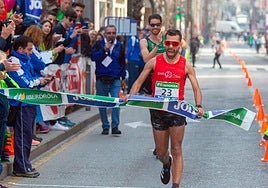 Iván Pajuelo proclamándose campeón de España de 50 km en Torrevieja 2020.