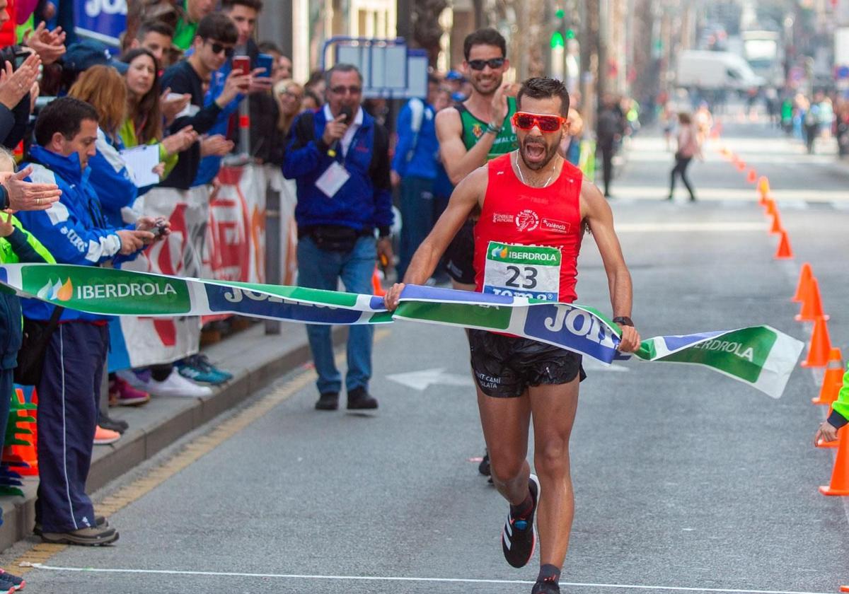 Iván Pajuelo proclamándose campeón de España de 50 km en Torrevieja 2020.