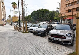 Coches estacionados en la avenida Baleares.