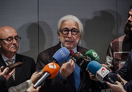 El presidente de Foment del Treball, Josep Sánchez Llibre, atiende a los medios de comunicación.