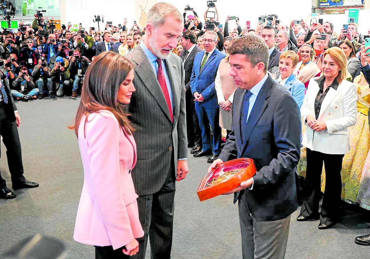 Carlos Mazón entrega a los Reyes los abanicos artesanales hechos en Aldaia.