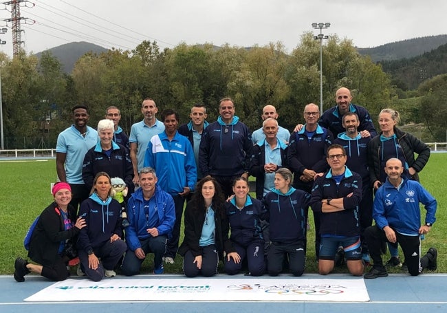 El Club Atletisme Catarroja Unión Esportiva posan felices tras conseguir quedar primeros en el Campeonato máster de clubes mixto en 2023