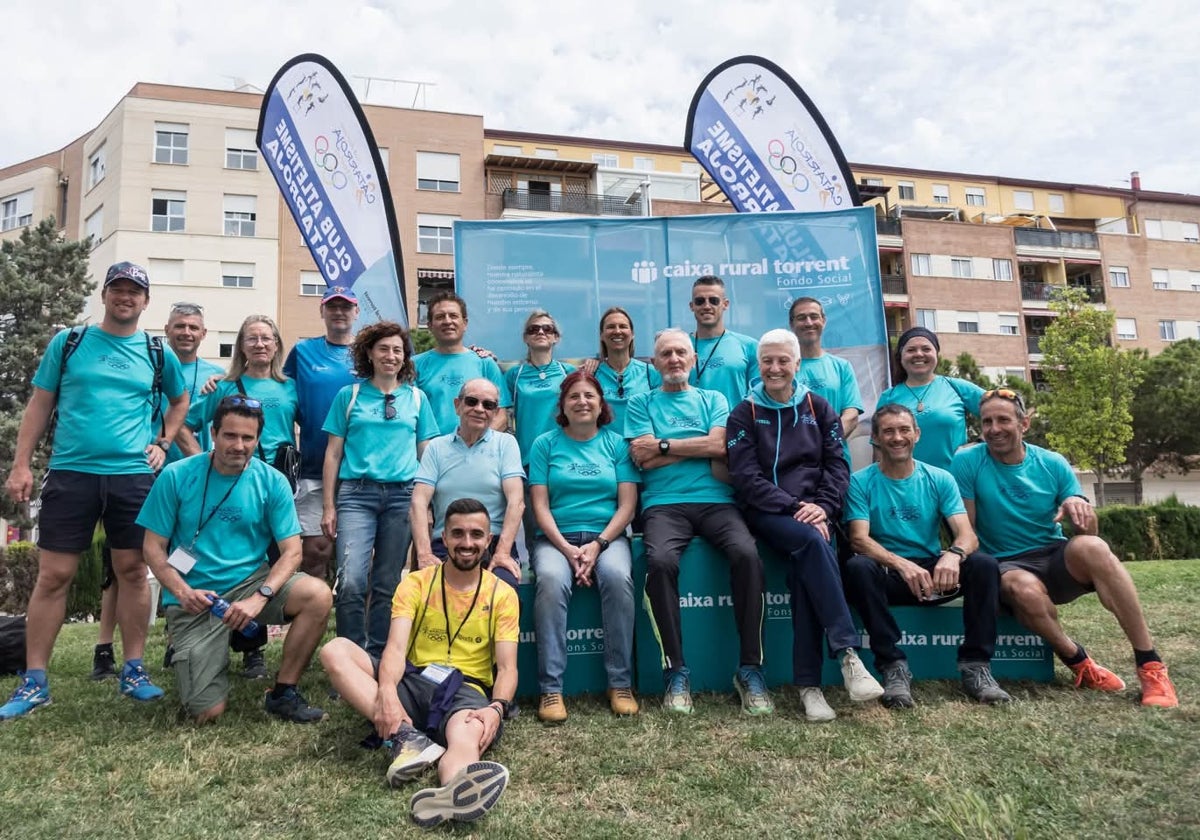 Miembros del Club Atletisme Catarroja Unión Esportiva tras organizar la carrera escolar anual