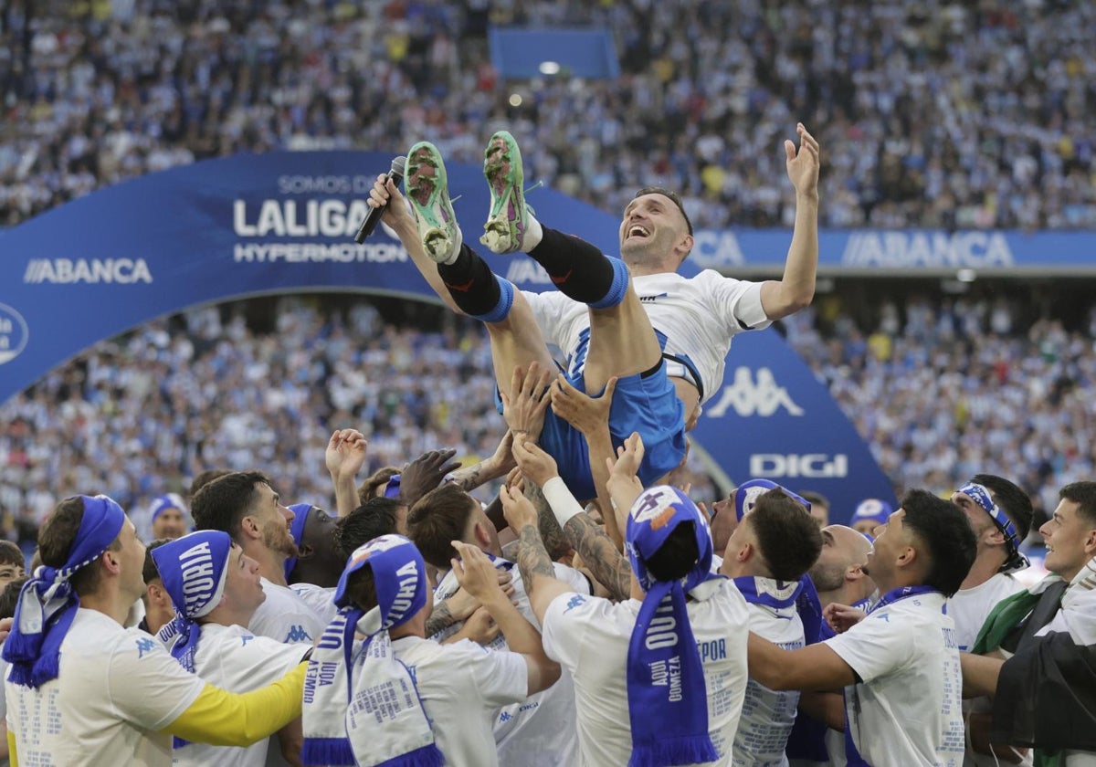 Lucas Pérez, manteado por sus compañeros tras el ascenso a Segunda final de la temporada pasada.