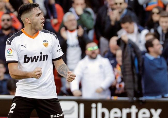 Maxi Gómez celebra uno de sus goles en Mestalla.