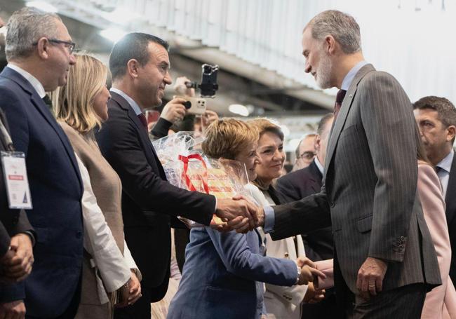 Mompó entrega la Senyera al Rey Felipe VI.