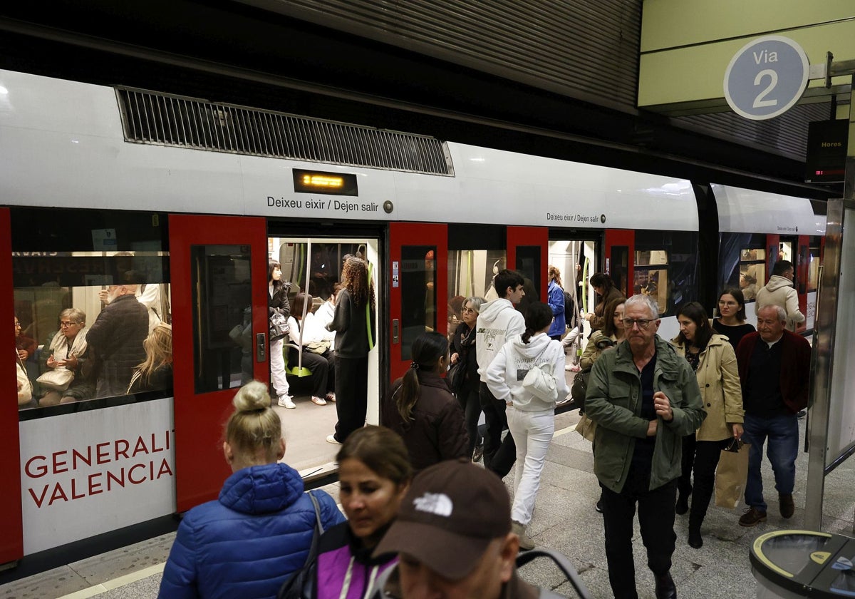 Usuarios en la estación de metro de Colón.