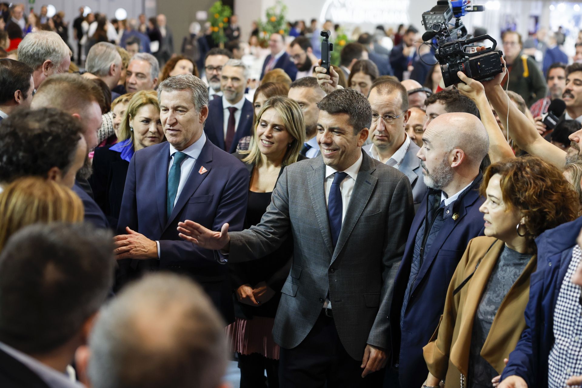 Feijóo visita por sorpresa el estand de la Comunitat en Fitur