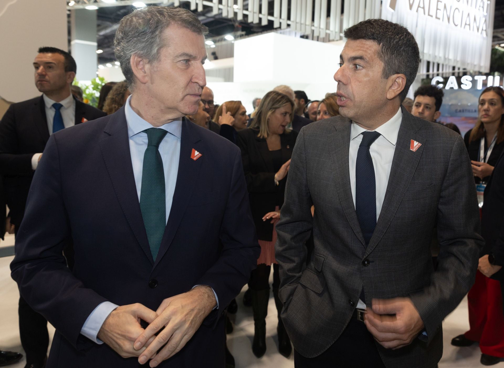 Feijóo visita por sorpresa el estand de la Comunitat en Fitur