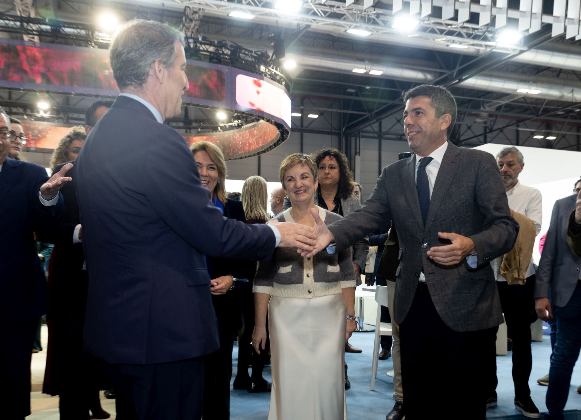 Feijóo visita por sorpresa el estand de la Comunitat en Fitur