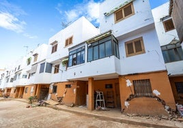 Un edificio a punto de ser demolido en Catarroja tras la riada.