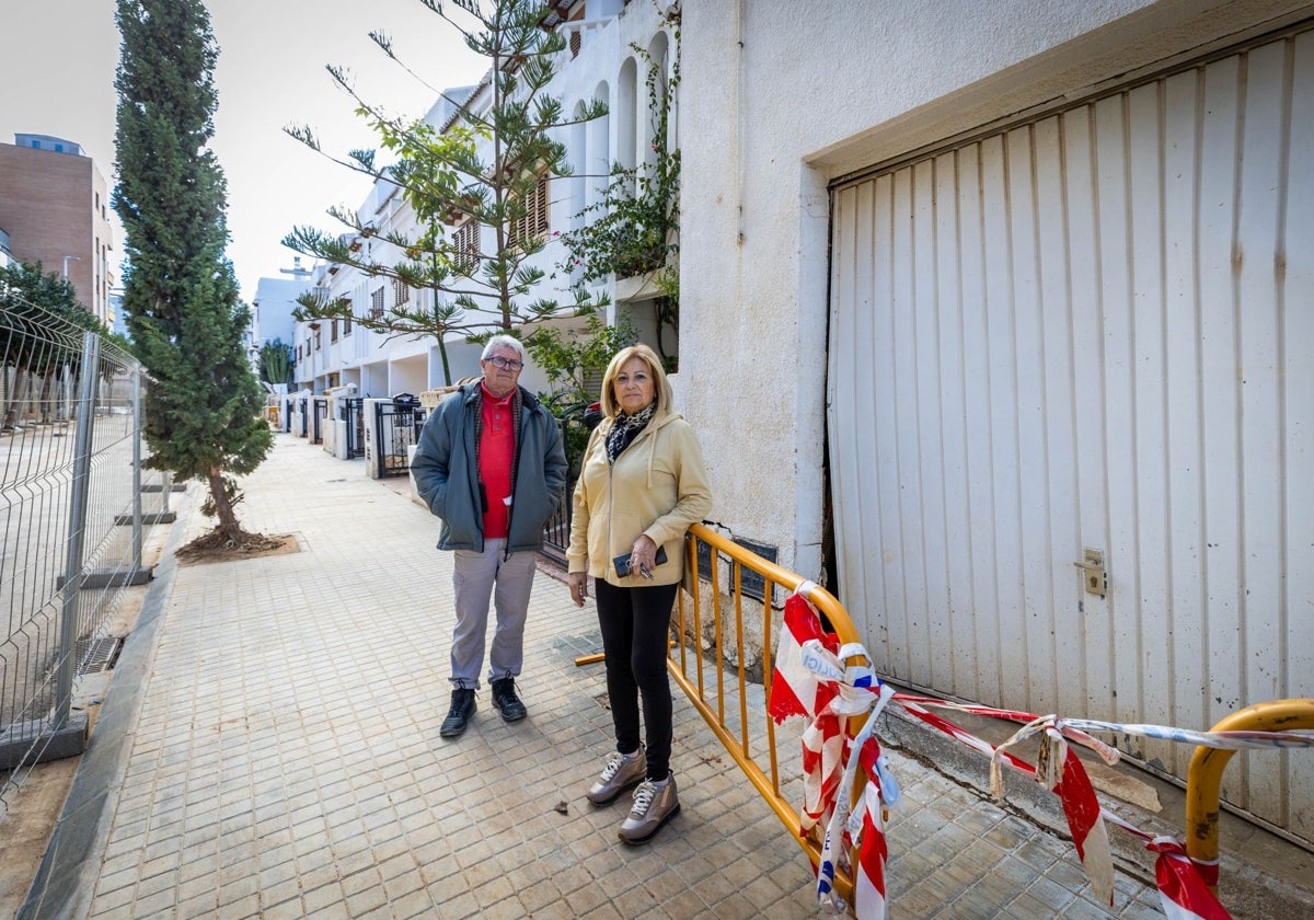 Reme y Pepe a las puertas de su casa, vallada por los desperfectos.