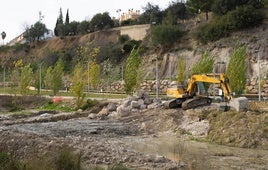 Trabajos para la construcción de la pasarela que unirá los dos márgenes del río Clariano.