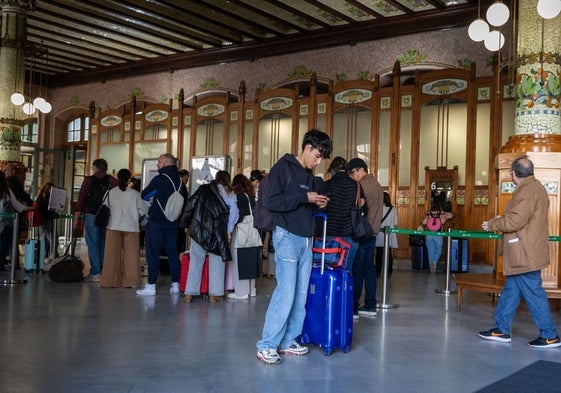 Viajeros en la zona de taquillas de la Estación del Norte.