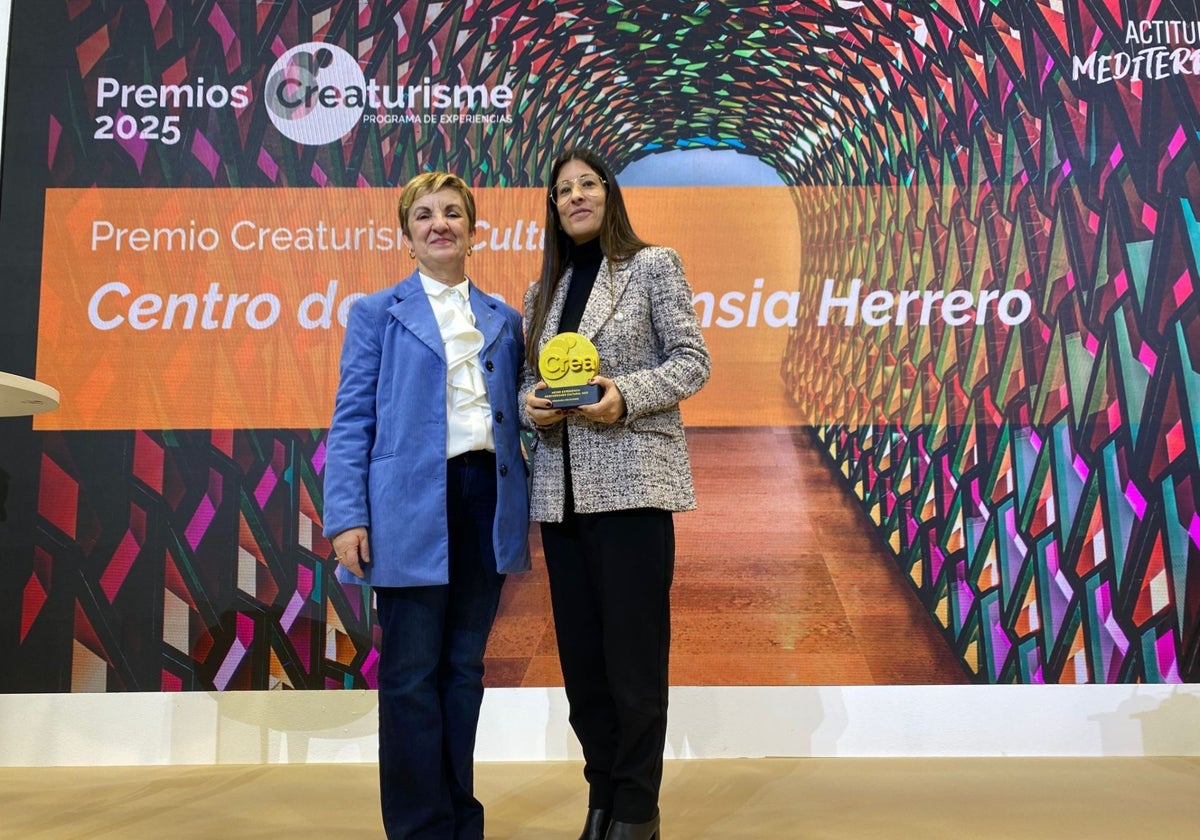 La directora de operaciones del CAHH, Miriam Macarro, con el galardón otorgado en Fitur por Turisme Comunitat Valenciana.