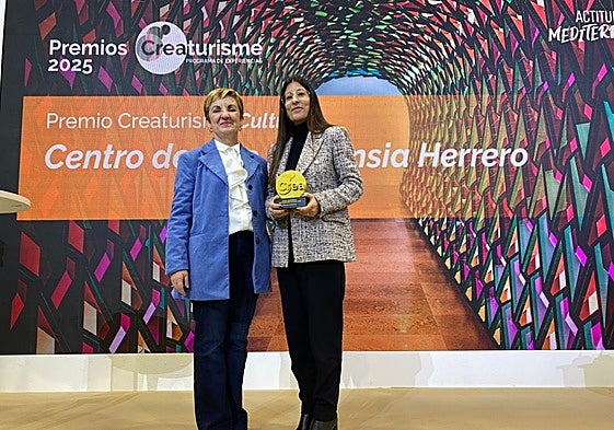 La directora de operaciones del CAHH, Miriam Macarro, con el galardón otorgado en Fitur por Turisme Comunitat Valenciana.