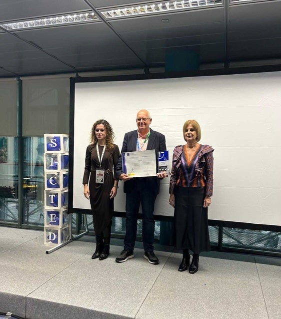 El alcalde de Dénia recogiendo el premio en Fitur.