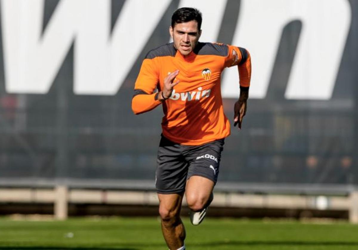 Maxi Gómez: de fichaje estrella del Valencia a estar sin equipo y jugando un torneo de barrio en Uruguay