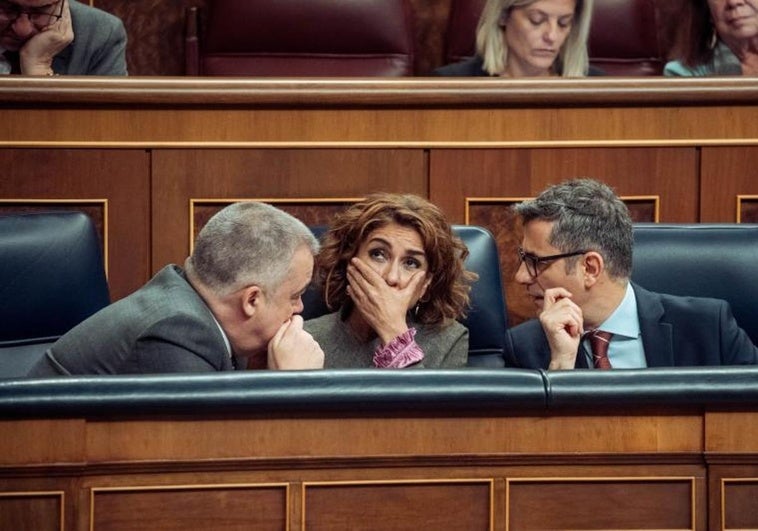 La ministra Montero, en el centro, en el Congreso.