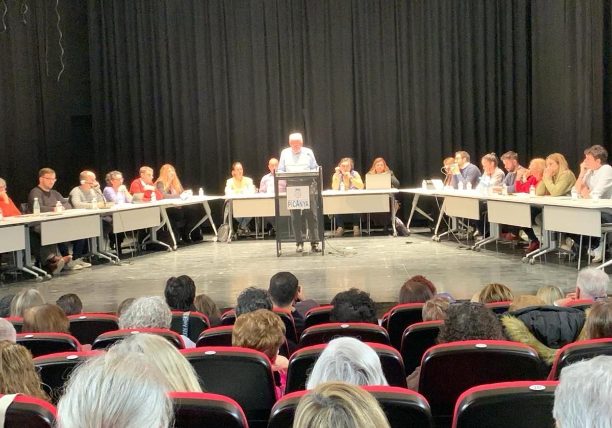 El alcalde Almenar, durante su intervención este jueves en el pleno.